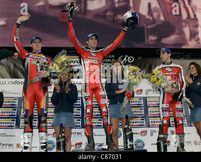 Dougie Lampkin MBE de Grande-Bretagne, Adam Raga de l'Espagne et Jeroni Fajardo d'Espagne sur le podium des gagnants à la Belfast tour des Championnats du Monde de Trial Indoor, remporté par Adam Raga de l'Espagne. Banque D'Images