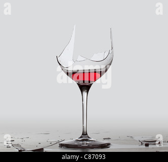 Vin rouge dans un verre à vin avec un chemin d'extraction partielle enregistré dans le fichier Banque D'Images