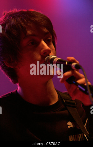 Alex Turner, chanteur avec le Arctic Monkeys joue sur la scène aux NME Awards Tour Brat Pack, Ulster Hall, Belfast, Irlande du Nord. Banque D'Images