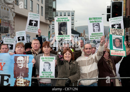 Le Sinn Fein a organisé des manifestants républicains détiennent de bannières en Royal Irish Regiment RIR Homecoming Parade à Belfast, le 02 septembre 2008 à Belfast, en Irlande du Nord. Le défilé, qui a été adoptée a été relativement pacifique, pour les troupes revenant d'Iraq et d'Afghanistan. Banque D'Images