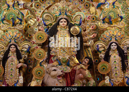 Décorées de façon complexe l'inscription de la Déesse Durga Puja Club udiali «au pandal' à Kolkata (Calcutta), West Bengal, India. Banque D'Images