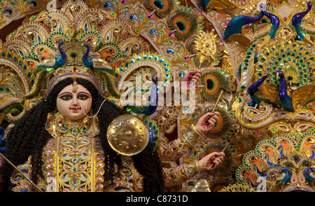 Décorées de façon complexe l'inscription de la Déesse Durga Puja Club udiali «au pandal' à Kolkata (Calcutta), West Bengal, India. Banque D'Images