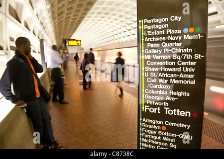 Personnes sur la plate-forme du métro Métro, Pentagon City, Washington DC USA Banque D'Images