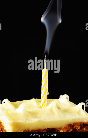 Bougie avec la fumée sur fond noir Banque D'Images