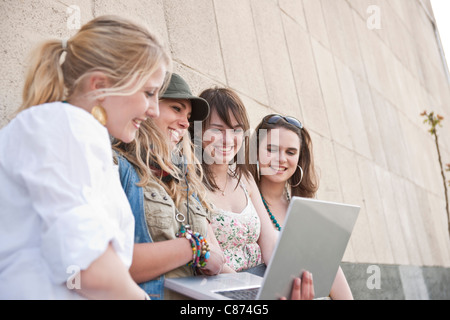 Les jeunes femmes à l'aide d'un ordinateur portable Banque D'Images