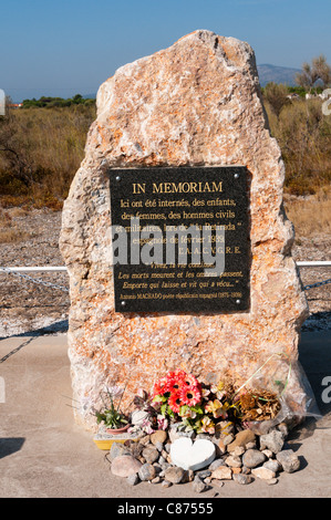 Monument à la mémoire des réfugiés espagnols au camp de Rivesaltes, dans le sud de la France. Voir la description pour plus de détails. Banque D'Images