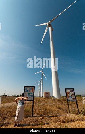 Le tourisme ou la lecture d'un signe sur l'interprétation à l'éolienne Rivesaltes Parc éolien dans le sud de la France. Banque D'Images