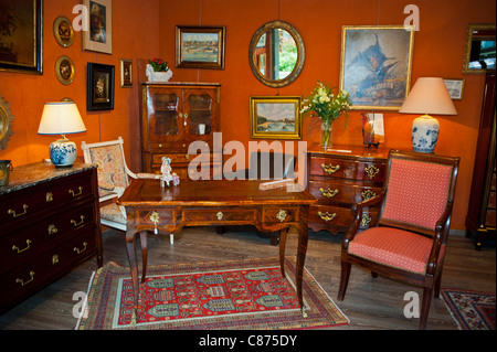 Paris, France, magasins d'antiquités français, le Village Suisse, Chambre magasin de meubles français intérieur, avec affichage, 'Catherine Marin', antiquaire, salon parisien Banque D'Images