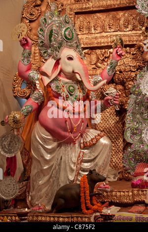 L'inscription de Dieu 'Éléphant Ganesh" sur "Kobiraj Bagan Durga Puja pandal' in '' Ultadanga, Kolkata (Calcutta), West Bengal, India. Banque D'Images