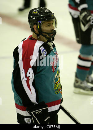 Theo Fleury jouant pour la Belfast Giants dans la ligue élite du Royaume-uni playoffs contre l'Edinburgh, Écosse. capitales Jeu Fluery a marqué le but gagnant à Belfast's 4-2 défaite de Paris pour aller à la deuxième place dans les séries éliminatoires avec les trois groupes d'accueil jeux de la série. Banque D'Images