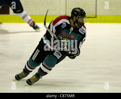 Theo Fleury jouant pour la Belfast Giants dans la ligue élite du Royaume-uni playoffs contre l'Edinburgh, Écosse. capitales Jeu Fluery a marqué le but gagnant à Belfast's 4-2 défaite de Paris pour aller à la deuxième place dans les séries éliminatoires avec les trois groupes d'accueil jeux de la série. Banque D'Images