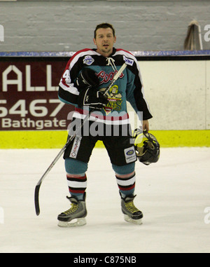 Theo Fleury jouant pour les Belfast Giants dans la ligue élite du Royaume-Uni Playoffs contre les Edinburgh Capitals, Écosse.Fleury a marqué le but du match gagnant dans la défaite d'Édimbourg de Belfast en 4-2 pour se placer en deuxième place dans le groupe de playoff avec les trois matchs à domicile de la série à terminer. Banque D'Images