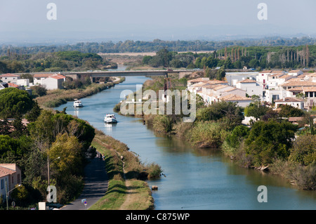 L'Sète-Rhône Canal à Aigues-Mortes, dans le sud de la France. Banque D'Images