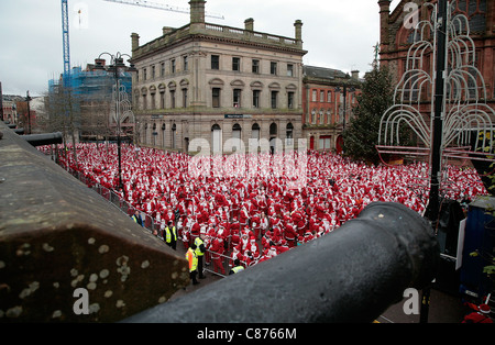 DERRY, Royaume-Uni - 09 DÉCEMBRE : l'atmosphère. Plus de 10 000 personnes habillées en père Noël tenter le record mondial Guinness à Derry en Irlande du Nord Banque D'Images