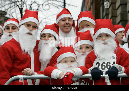 DERRY, Royaume-Uni - 09 DÉCEMBRE : l'atmosphère. Plus de 10 000 personnes habillées en père Noël tenter le record mondial Guinness à Derry en Irlande du Nord Banque D'Images