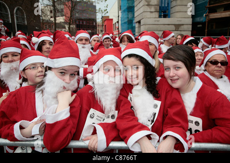 DERRY, Royaume-Uni - 09 DÉCEMBRE : l'atmosphère . Plus de 10 000 personnes habillées en père Noël tenter le record mondial Guinness à Derry en Irlande du Nord Banque D'Images