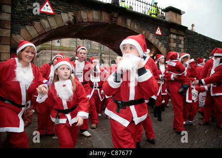 DERRY, Royaume-Uni - 09 DÉCEMBRE : l'atmosphère. Plus de 10 000 personnes habillées en père Noël tenter le record mondial Guinness à Derry en Irlande du Nord Banque D'Images