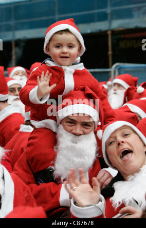 DERRY, Royaume-Uni - 09 DÉCEMBRE : l'atmosphère. Plus de 10 000 personnes habillées en père Noël tenter le record mondial Guinness à Derry en Irlande du Nord Banque D'Images