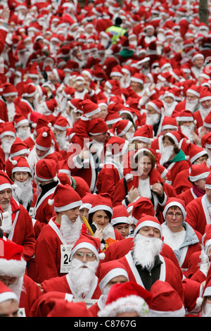 DERRY, Royaume-Uni - 09 DÉCEMBRE : l'atmosphère. Plus de 10 000 personnes habillées en père Noël tenter le record mondial Guinness à Derry en Irlande du Nord Banque D'Images