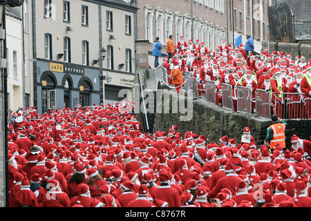 DERRY, Royaume-Uni - 09 DÉCEMBRE : l'atmosphère. Plus de 10 000 personnes habillées en père Noël tenter le record mondial Guinness à Derry en Irlande du Nord Banque D'Images