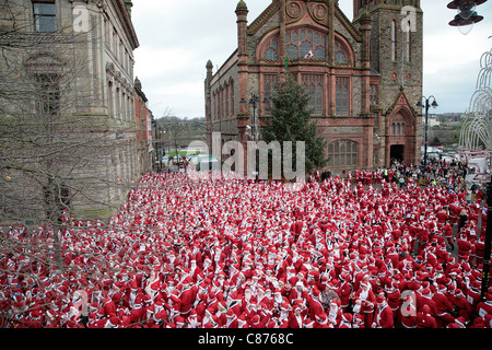 DERRY, Royaume-Uni - 09 DÉCEMBRE : l'atmosphère. Plus de 10 000 personnes habillées en père Noël tenter le record mondial Guinness à Derry en Irlande du Nord Banque D'Images