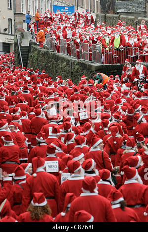 DERRY, Royaume-Uni - 09 DÉCEMBRE : l'atmosphère. Plus de 10 000 personnes habillées en père Noël tenter le record mondial Guinness à Derry en Irlande du Nord Banque D'Images