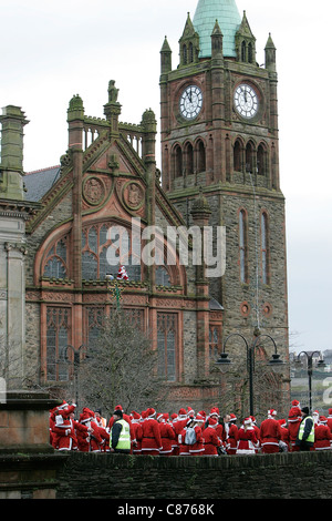 DERRY, Royaume-Uni - 09 DÉCEMBRE : l'atmosphère. Plus de 10 000 personnes habillées en père Noël tenter le record mondial Guinness à Derry en Irlande du Nord Banque D'Images