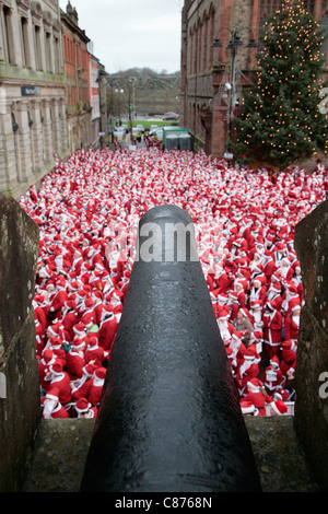 DERRY, Royaume-Uni - 09 DÉCEMBRE : l'atmosphère. Plus de 10 000 personnes habillées en père Noël tenter le record mondial Guinness à Derry en Irlande du Nord Banque D'Images