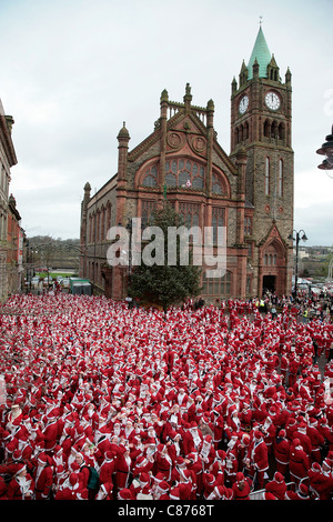 DERRY, Royaume-Uni - 09 DÉCEMBRE : l'atmosphère. Plus de 10 000 personnes habillées en père Noël tenter le record mondial Guinness à Derry en Irlande du Nord se réunissent à Guildhall Square Londonderry en Irlande Banque D'Images