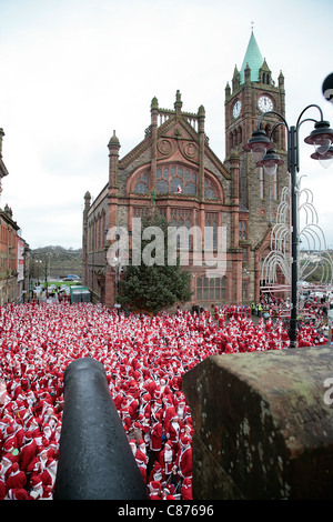 DERRY, Royaume-Uni - 09 DÉCEMBRE : l'atmosphère. Plus de 10 000 personnes habillées en père Noël tenter le record mondial Guinness à Derry en Irlande du Nord Banque D'Images