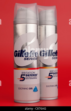 Deux contenants de pulvérisation de Gillette series gel à raser apaisant Irritation Defense Banque D'Images