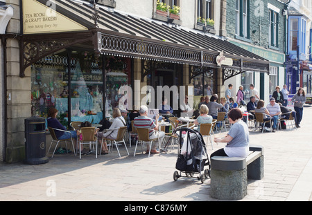 Les gens assis à l'extérieur un salon de thé dans la région de Keswick, Lake District Banque D'Images