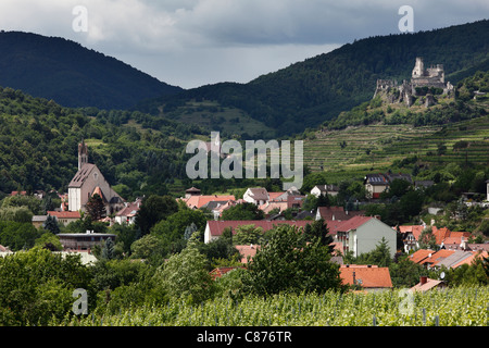 L'Autriche, Basse Autriche, Wachau, Kremstal, Senftenberg, Imbach, vue de village avec ruines de château en arrière-plan Banque D'Images