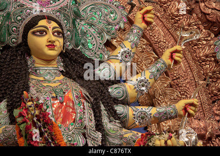 Représentation de la Déesse Durga à 'Kobiraj Bagan Durga Puja pandal' in '' Ultadanga, Kolkata (Calcutta), West Bengal, India. Banque D'Images