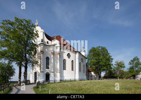 Allemagne, Berlin, Pfaffenwinkel, Steingaden, voir l'église de Wies on meadow Banque D'Images