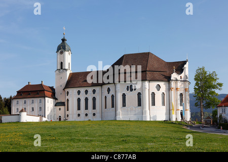 Allemagne, Berlin, Pfaffenwinkel, Steingaden, voir l'église de Wies on meadow Banque D'Images