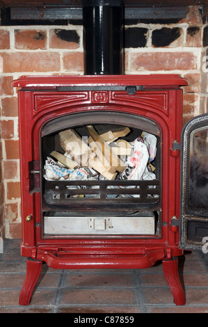 La combustion du bois de feu avec des bâtons et prêt pour l'éclairage de journaux Banque D'Images