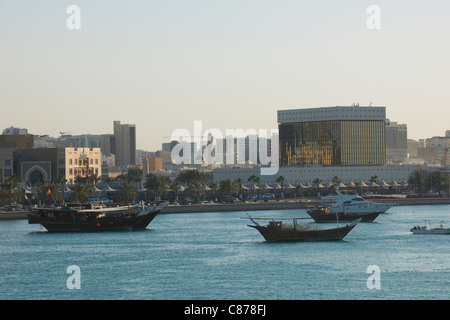 Corniche Doha Qatar west bay bateaux Banque D'Images