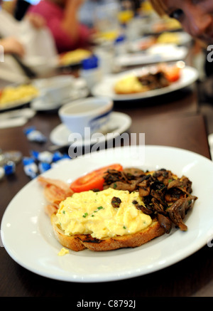 Petit-déjeuner de style italien des œufs brouillés bacon champignons tomates Banque D'Images