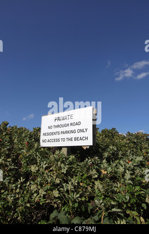 'Hostile' rue sans issue parking résidents seulement pas l'accès à la plage' sign against blue sky, Aldeburgh, Suffolk, UK Banque D'Images