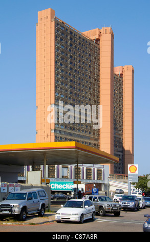 Garage Shell et des tours d'immeuble. Amanzimtoti, KwaZulu-Natal, Afrique du Sud. Banque D'Images