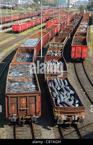 Dépôt de marchandises, gare de marchandises. La ferraille dans les wagons de chemin de fer, pour les fondre dans une aciérie, recyclage de vieux métal. Banque D'Images