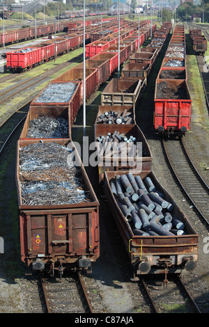 Dépôt de marchandises, gare de marchandises. La ferraille dans les wagons de chemin de fer, pour les fondre dans une aciérie, recyclage de vieux métal. Banque D'Images