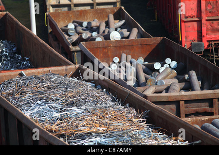 Dépôt de marchandises, gare de marchandises. La ferraille dans les wagons de chemin de fer, pour les fondre dans une aciérie, recyclage de vieux métal. Banque D'Images