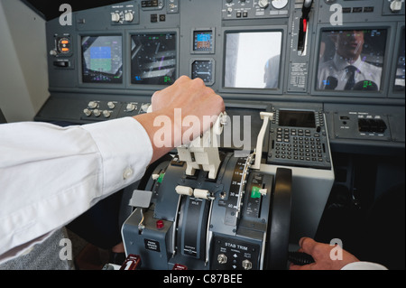Germany, Bavaria, Munich, mains de pilote et co-pilote airplane cockpit Banque D'Images