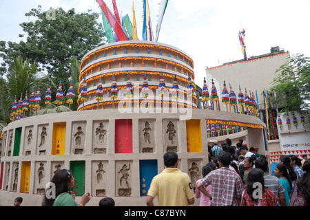 Les dévots à 'Telengabagan Durga Puja pandal', Kolkata (Calcutta), West Bengal, India. Banque D'Images