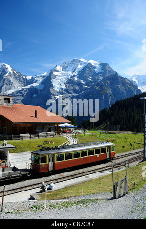 La gare la plus Winteregg sur l'Grutschalp à Murren railway avec la Jungrau derrière la montagne, Oberland Bernois, Suisse Banque D'Images