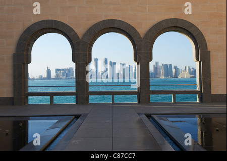 Voir doha city center museum art islamique du Qatar moyen-orient skyline west bay Banque D'Images