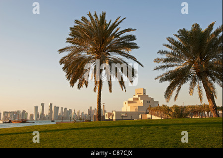 Musée d'art islamique de Doha Qatar voir corniche date palm tree skyline Banque D'Images