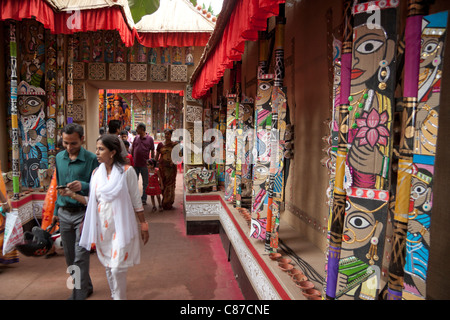 Les dévots à 'Lake Town Adhibasibrinda Durga Puja pandal" fait de cartons utilisés dans la région de Kolkata (Calcutta), West Bengal, India. Banque D'Images